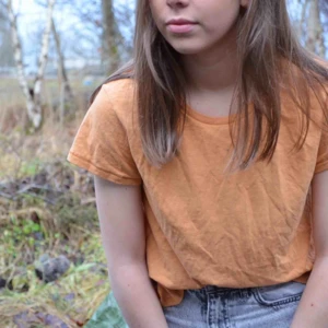  - 🛍Svagt gul t-shirt från Weekday. I princip oanvänd, och vill därför bli av med den. 49% polyester, 37% bomull och 14% viskos. Vid frakt tillkommer extra kostnad.