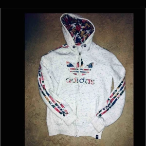  - Jävligt snygg liten fläck vid armen men syns knappt och kan säkert tvättas bort , är inte tvättad och har knappt används så har inte krympt alls .  Jätte fin men blommönster överallt .  Ej äkta 