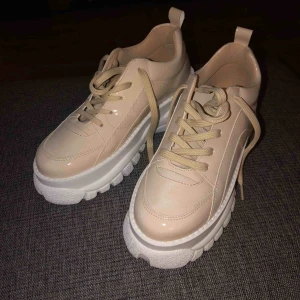 Skor - Skor ifrån scorett i storlek 40! Aldrig använda och nypris är 900kr. Frakten får ni stå för själva! Kan även mötas upp om ni bor i Linköping 💛