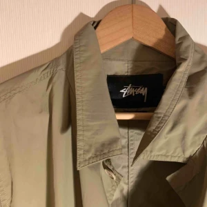  - Stüssy kappa i beige färg. Tunn & perfekt till vår/sommar 🌞 sparsamt använd! 