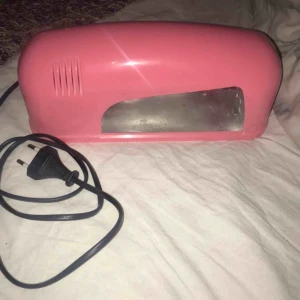  - Uv lampa , funkar men vet inte hur bra den är ,,köpte begagnat av en annan tjej för  rätt länge sen satt vet ej hur mycket den är använd eller vart den är ifrån,Ska försöka göra rent så mycket som möjligt:) skriv för bättre bilder eller  intresse ;)