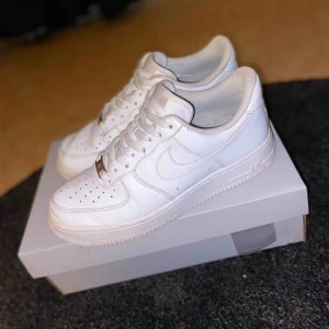  - Säljer mina kära nike air force 1 då jag sällan använder dem. De är i använt skick, men ändå välbehållna. Endast slitning vid hälen på insidan av båda skorna. Kan hämtas i Kalmar och Västervik, kan även skickas :) 500kr eller högsta bud