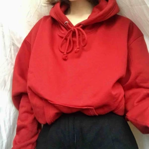  - Jättefin röd hoodie från Weekday som säljs då jag har för många. Knappt använd, nyskick! Säljs inte längre! Nypris 300. Passar nog alla mellan XS-L. Möts upp i Stockholm eller skickar mot frakt (63:-)