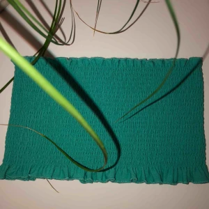  - Turkos tubtopp från Gina Tricot. Sparsamt använd, inga tecken på användning. Frakt tillkommer.