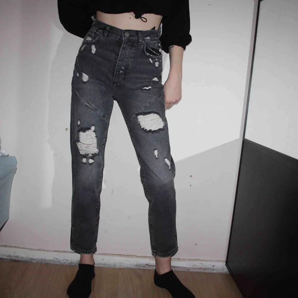 Helt nya Mom ”West” jeans från BIKBOK. Storlek XS. Lapp kvar. Högmidjade.  Frakt kostar 79kr, Postnords blå kuvert. Jeans & Byxor.