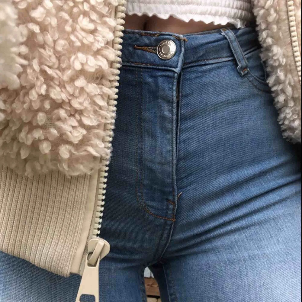 Säljer dessa jeans från Gina Tricot, som både är högmidjade och stretchiga! Dem är i jättefint skick, och i storleken S. Kan göra en outfit från tråkig till cool, men den snygga färgen! 140kr + frakt. Jeans & Byxor.