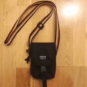  - Adidas skateboarding axelremsväska. Mycket bra skick 