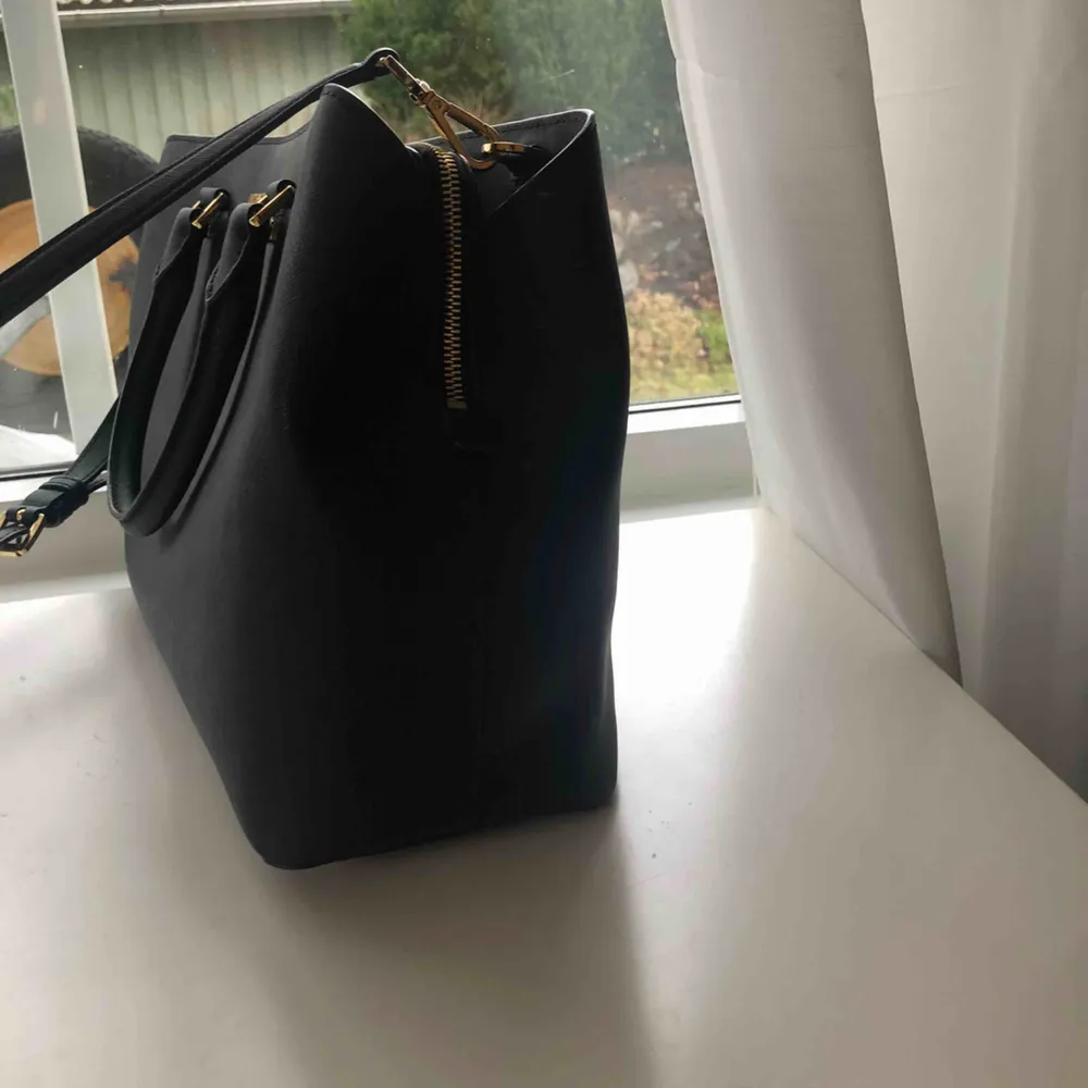 Säljer en perfekt väska till vardag, jobb, skola och middagar. Väskan är från Michael Kors, modell Savannah, och är i mycket gott skick. Tillhörande dust bag medföljer. Väskan är köpt på Zalando för 3560kr, säljer den för 2200kr. . Väskor.