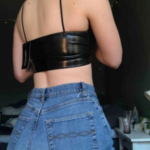  - Helt ny med prislappen kvar!!!! Top i typ lack-imitation, superstretchig OCH snygg!!🥰🥰