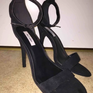  - Nelly klackar strl 39 men dem var för stora jag rekommenderar för strl 40!! Aldrig använda någonsin pågrund av för stora för mina fötter. Skit sexiga dock.