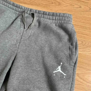  - Jordan mjukisar i herrmodell, köpt på shelta för 650 kr är i jätte bra skick aldrig tvättade ! :-)