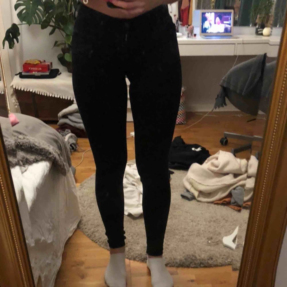 Levis jeans modell super skinny storlek 24, lite långa på mig som är 1,68. Sönder (se bild) och lagade men syns inte så mycket när man har på dom!. Jeans & Byxor.