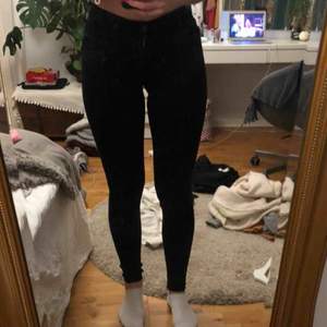 Levis jeans modell super skinny storlek 24, lite långa på mig som är 1,68. Sönder (se bild) och lagade men syns inte så mycket när man har på dom!