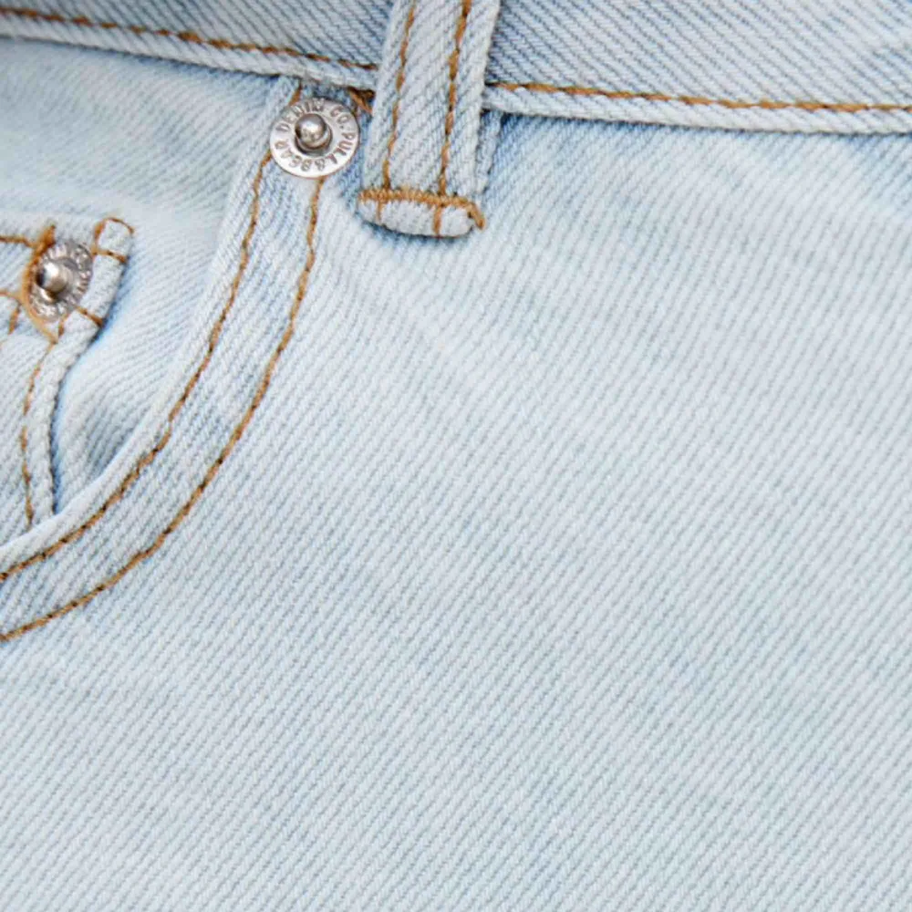 Mom jeans från Pull&Bear, ljusblåa med resår i midjan. Kan skicka bättre bilder på om det önskas . Jeans & Byxor.
