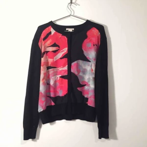  - Kofta med rygg och ärmar i 100% ull och front i polyester. Liten lagning ovanför en knapp, se bild 3. +42 för frakt