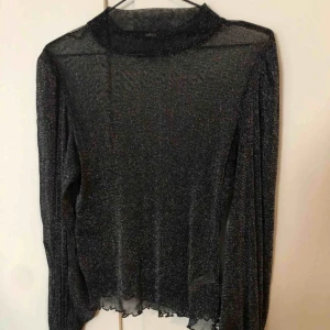  - Helt ny blus från BikBok i strl S. 