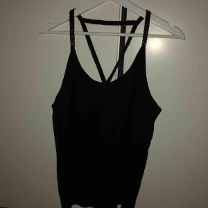  - Helt oanvänt linne med snygga gulddetaljer. 