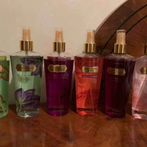  - Här säljes mina 6 Victoria Secret parfymer/bodymists!  Pear Glace 250ml True escape 250ml Mango Temptation 250ml Enchanted Apple 250ml Pure Seduction 250ml Sheer Love 250ml Mycket kvar!! Knappt använda!  Säljer 600kr för alla 
