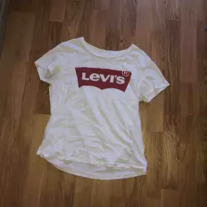 Säljer min vita Levi’s t-shirt ganska använd men väldigt fint skick! Köparen står för frakten :) 