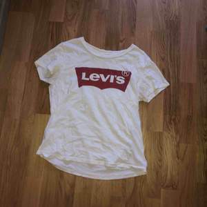 Säljer min vita Levi’s t-shirt ganska använd men väldigt fint skick! Köparen står för frakten :) 