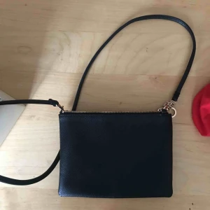  - Svart liten väska med guld detaljer. Använd 1-2 gånger så den är som ny! 