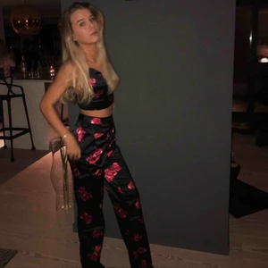  - Blommigt silkes set från nakd. Byxor i storlek s och topp i xs! 