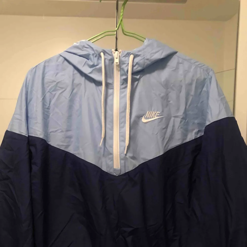 Cool cropped windbreaker-jacka från Nike, aldrig använd, hann bara ta bort lapparna. Storlek S men skulle säga att den passar M också. Frakt 40kr 🌸. Jackor.