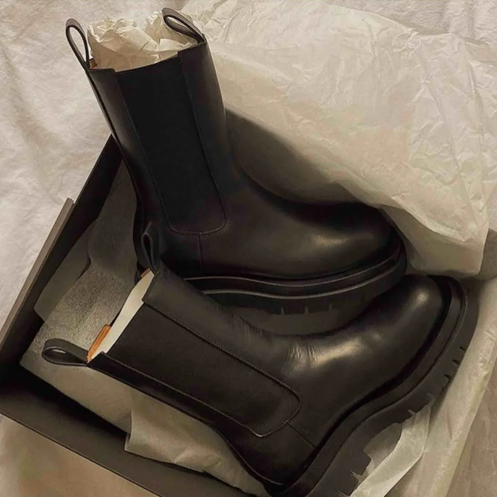 Sjukt snygga boots i äkta läder. Använt de 2ggr men då de inte kommer till användning behöver jag en ny ägare till dessa! 🖤🖤🖤 normal i strl! . Skor.