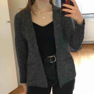  - Snygg och mysig kavaj från MILK Copenhagen. Mjukt sweatshirtmaterial i ett gråmelerat tyg. Den är i en barnstorlek med passar en XS och sitter lite oversized. Dock är det relativt korta ärmar men funkar på mig som är 155. Köparen står för frakten. 