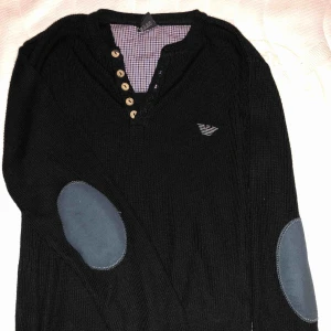  - Tröja från Armani, står XL men passar M/L och även S då den är väldigt stretchig