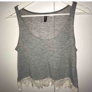  - Söt liten topp med spets kant i slutet av tröjan 