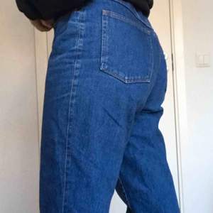 Säljer dessa snygga jeans då det tyvärr bara ligger i garderoben:( Knappt använda Skick 8/10 Köparen betalar frakt!