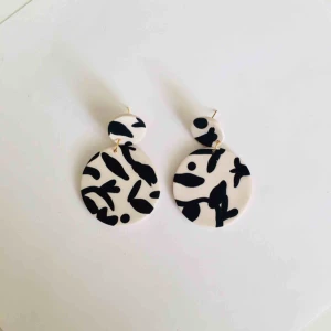  - Unika handgjorda örhängen i lera, går att få även i silvriga detaljer.✨ •nickelfria•frakt9kr•insta: dorisclaydesign 