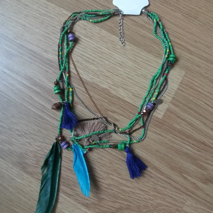 Halsband i flera lager med pärlor toffsar fjädrar i grönt lila blå  Perfekt julklapp 🎄🎅. Övrigt.
