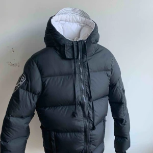  - En D.brand jacka. Inköpt för 2000kr för 2-3 år sedan. Använd endast ett fåtal gånger.   - Har precis varit på kemtvätt (blå lapp).  - Finns inga skador, är i otroligt bra skick, i princip som helt ny.  Pris kan diskuteras, kom gärna med bud!