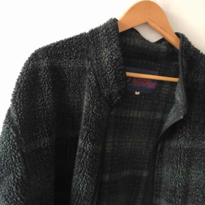  - Vintage tjocktröja från Fjällräven. Stor medium så funkar även som large. Kan hämtas i Uppsala eller skickas mot fraktkostnad 