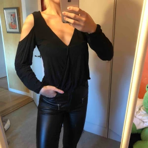  - Den perfekta svarta toppen i bomull, sååå skön & matchar till ALLT 🖤 välanvänd, men fint skick.