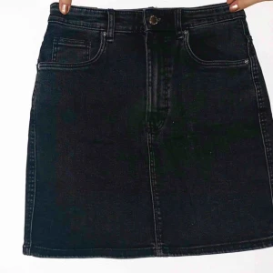  - Svart jeanskjol från Zara! Superfin och extremt bra kvalite! Den är använd ungefär en gång, så väldigt bra skick. 