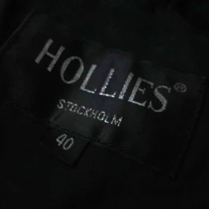  - Hollies jacka i storlek 40, väl använd därför e priset så lågt kan dock diskutera pris vid snabb affär