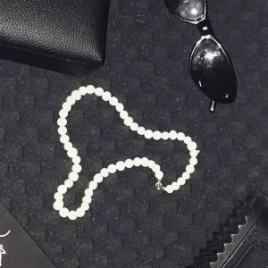  - Halsband äkta pärlor säljer det för jag inte använder halsband. :)