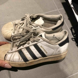  - Adidas superstar. Strl 37 mycket använda, tvättas innan köp!