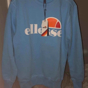  - Ellesse sweatshirt Aldrig använd med inplastningen och lappar kvar bara testad Köpt för 800