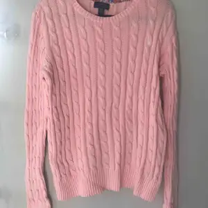 Säljer en kabelstickad tröja från Ralph Lauren. Den är i barnstorlek XL vilket passar som vuxenstorlek XS/S. Det är en rosa tröja köpt för 1000kr men är aldrig använd. 
