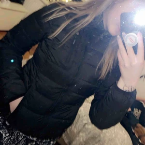  - Tunn jacka, passar en mindre S! Väl använd men inga skador. Mötes upp i Avesta, hedemora annars så står köparen för frakten!