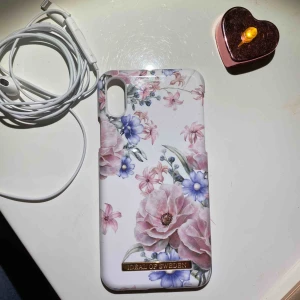  - Ett Ideal of Sweden skal för IPhone X. Knappt använt. Lite repigt av att ha legat i fickor och väskor, annars helt som nytt. Pris kan diskuteras. Frakt får köparen stå för. Kan även mötas upp i Uppsala. Tar kontant eller Swish <3