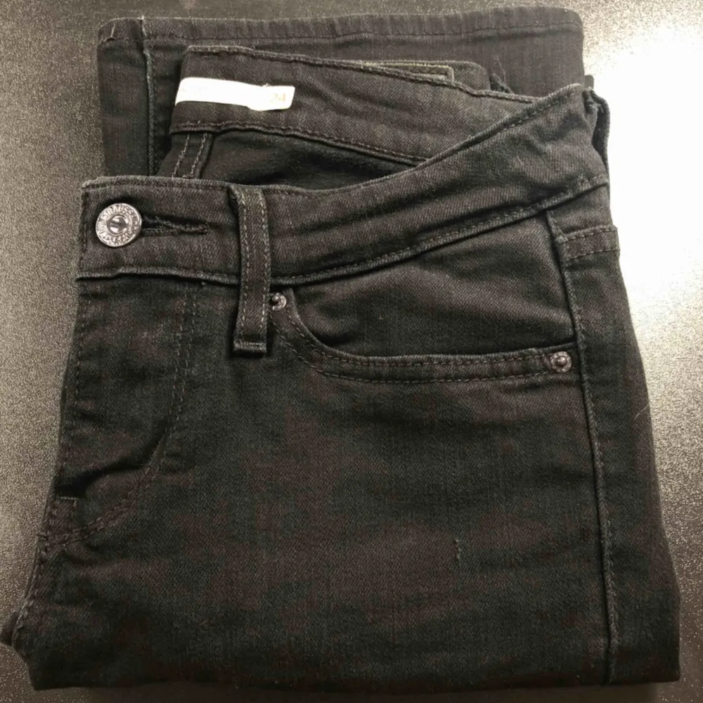 Hej! Säljer nu mina snygga Levis jeans pga att jag tyvärr växt ut dem! Sparsamt använda! Köparen står för frakt! ✨. Jeans & Byxor.