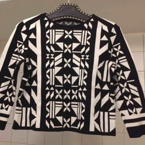  - Snygg-snygg tröja strlk 34-36. Stretchigt men tjockt tyg Bra skick Porto tillkommer