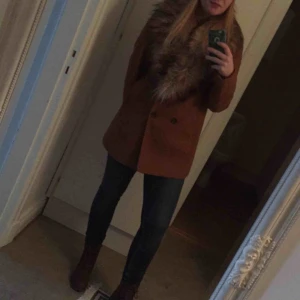  - Väldigt fin och skön jacka med avtagbar fuskpäls. Använd ett tiotal ggr inköpt från Zalando   Frakt tillkommer