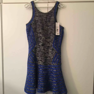  - Klänning från parker köpt i USA. Det finns lappen kvar. Den är ny och bra skick. Storlek står på large men även small. Den kostar 178 US dollar. 