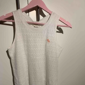  - Supergulligt linne från Abercrombie, med en rosett på ryggen. Storleken är 13/14 år, men den är ganska stor så den passar som S. 